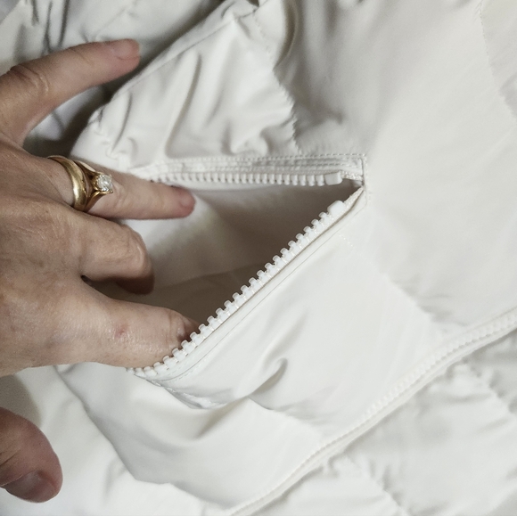 Uniqlo White Puffer Coat. Size Small. - Picture 10 of 10